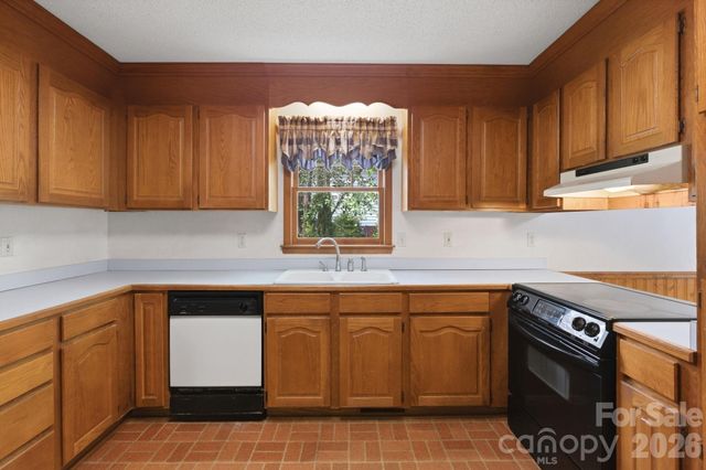 4804 Elmhurst Drive NE, Hickory, NC 28601