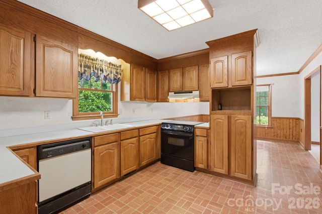 4804 Elmhurst Drive NE, Hickory, NC 28601