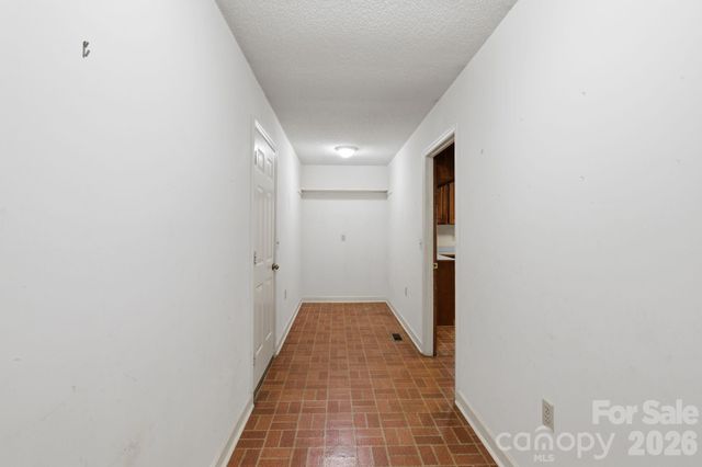 4804 Elmhurst Drive NE, Hickory, NC 28601