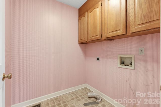4804 Elmhurst Drive NE, Hickory, NC 28601