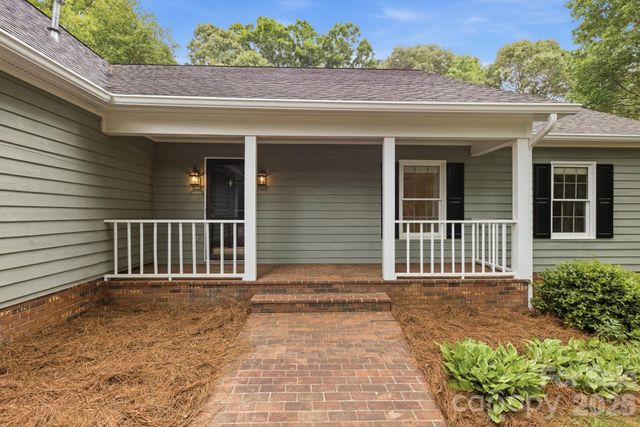 4804 Elmhurst Drive NE, Hickory, NC 28601
