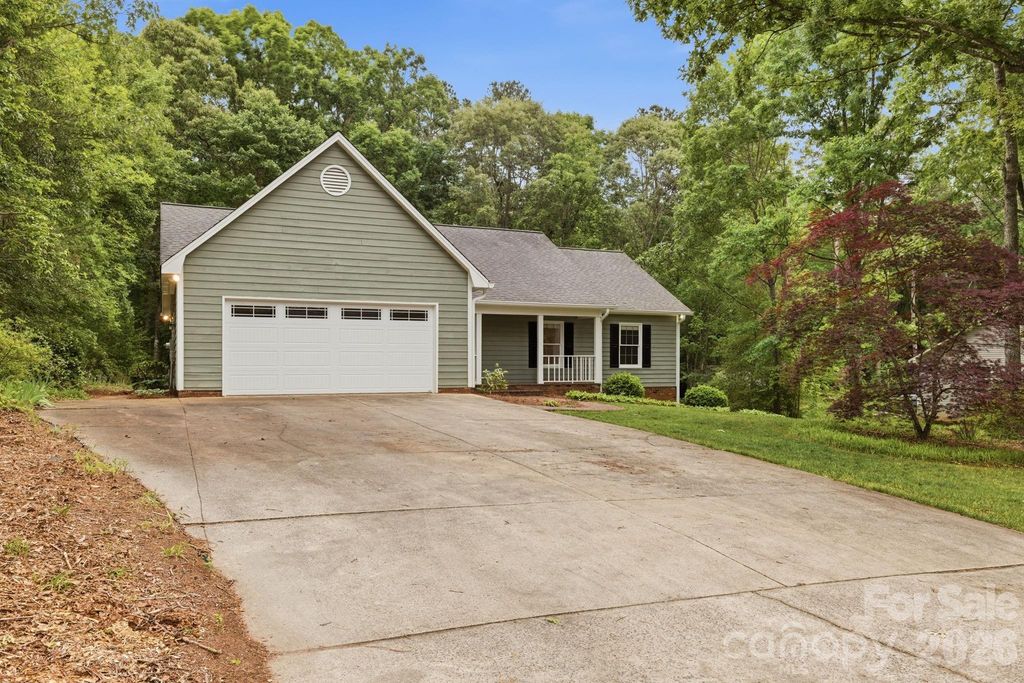 4804 Elmhurst Drive NE, Hickory, NC 28601