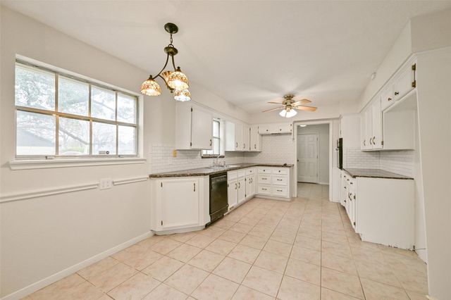 5020 Glenhaven Drive, Baytown, TX 77521