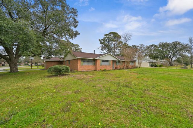 5020 Glenhaven Drive, Baytown, TX 77521