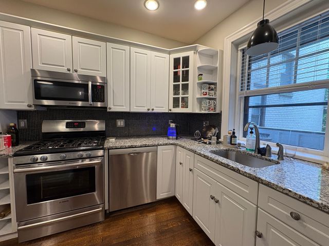 6 Lanark Rd 1, Brookline, MA 02445