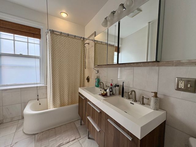 6 Lanark Rd 1, Brookline, MA 02445