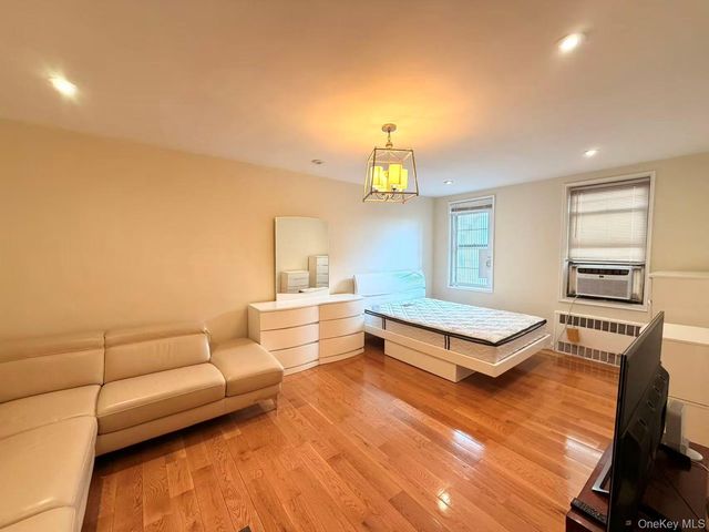 85-14 Broadway 3L, Elmhurst, NY 11373