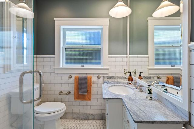 33 Ramona Ave, Oakland, CA 94611