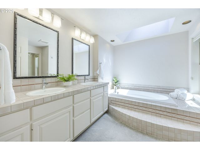 410 SPYGLASS Dr, Eugene, OR 97401