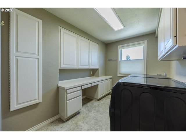 410 SPYGLASS Dr, Eugene, OR 97401