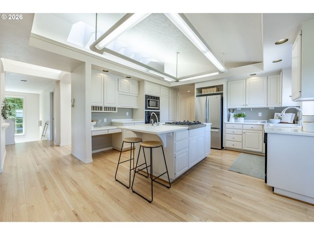 410 SPYGLASS Dr, Eugene, OR 97401