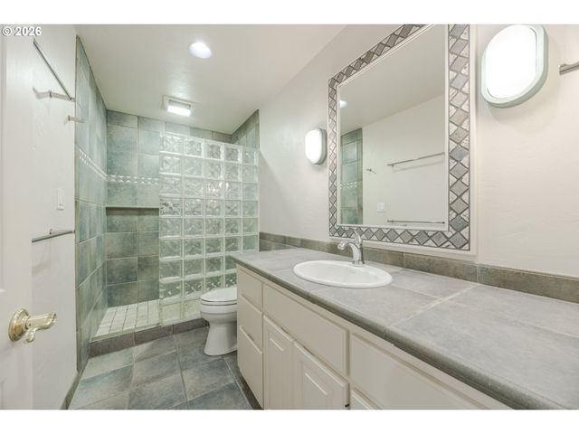 410 SPYGLASS Dr, Eugene, OR 97401