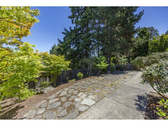 410 SPYGLASS Dr, Eugene, OR 97401