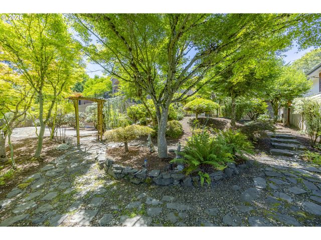 410 SPYGLASS Dr, Eugene, OR 97401