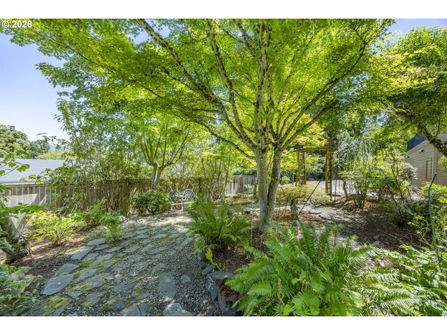 410 SPYGLASS Dr, Eugene, OR 97401