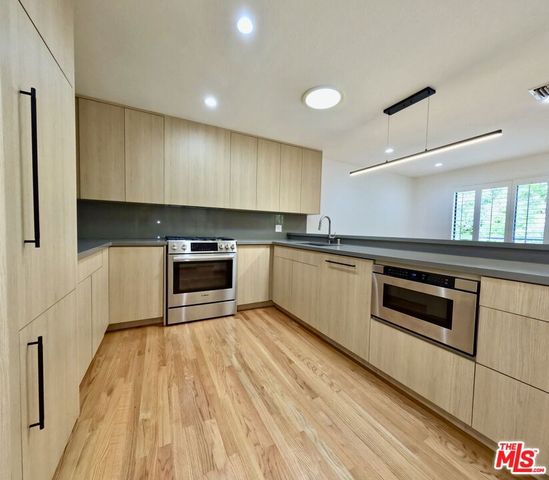 805 N West Knoll Drive 2, West Hollywood, CA 90069