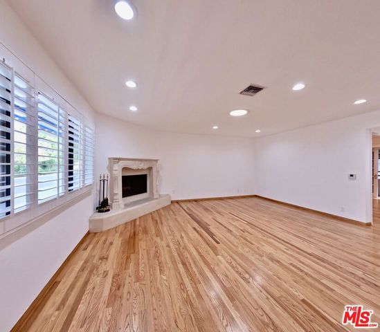 805 N West Knoll Drive 2, West Hollywood, CA 90069