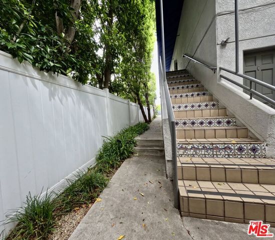 805 N West Knoll Drive 2, West Hollywood, CA 90069