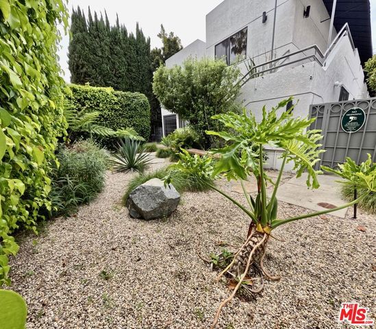 805 N West Knoll Drive 2, West Hollywood, CA 90069