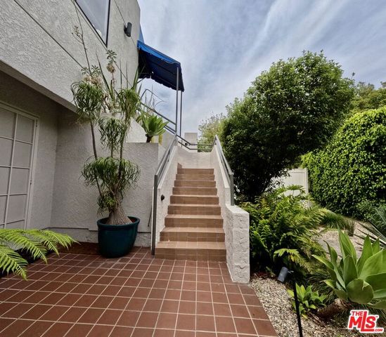 805 N West Knoll Drive 2, West Hollywood, CA 90069