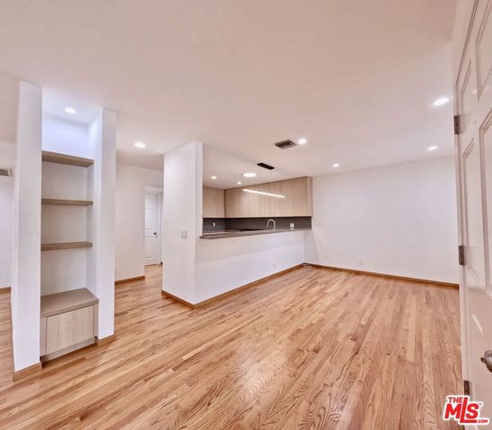 805 N West Knoll Drive 2, West Hollywood, CA 90069