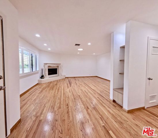 805 N West Knoll Drive 2, West Hollywood, CA 90069