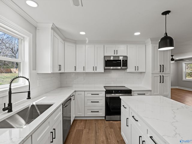 611 SE Cedar Cove Road, Hartselle, AL 35640