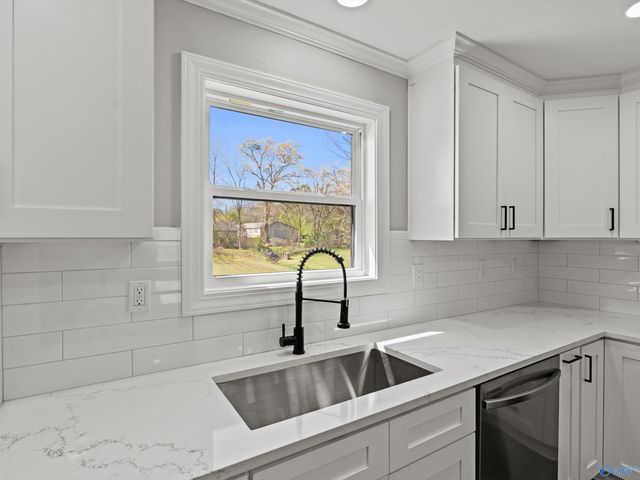 611 SE Cedar Cove Road, Hartselle, AL 35640