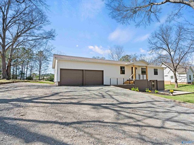 611 SE Cedar Cove Road, Hartselle, AL 35640