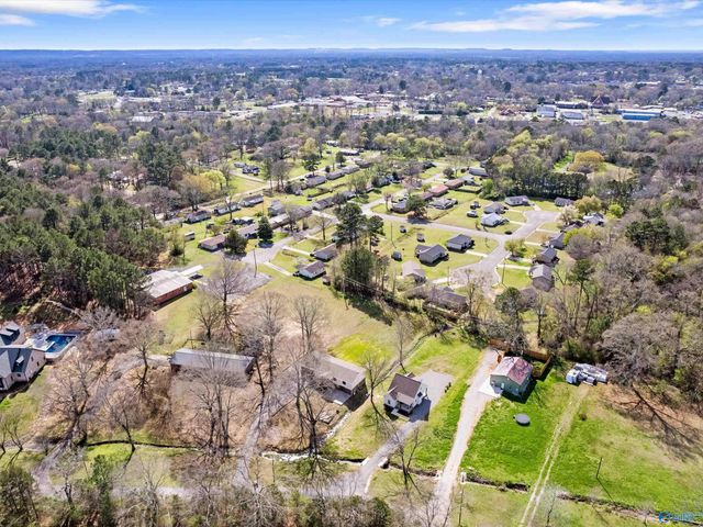 611 SE Cedar Cove Road, Hartselle, AL 35640