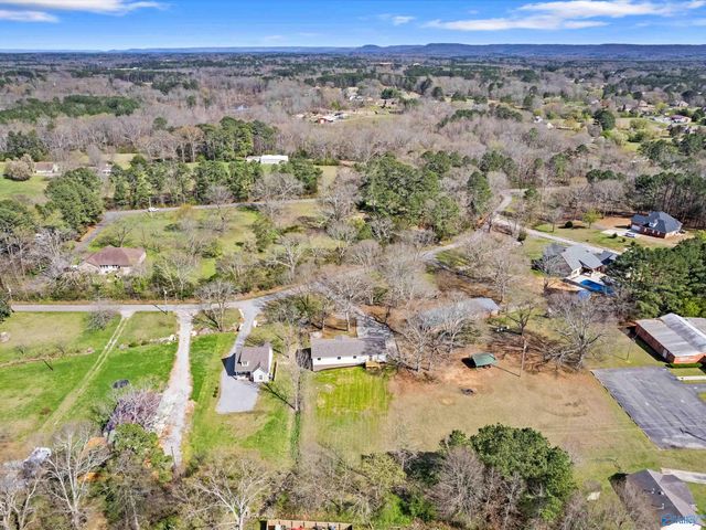 611 SE Cedar Cove Road, Hartselle, AL 35640