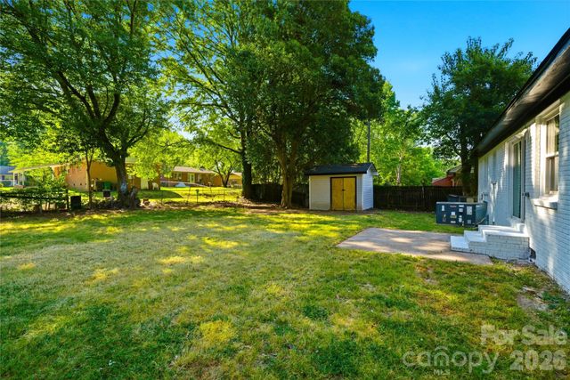 6126 Amberly Lane, Charlotte, NC 28213