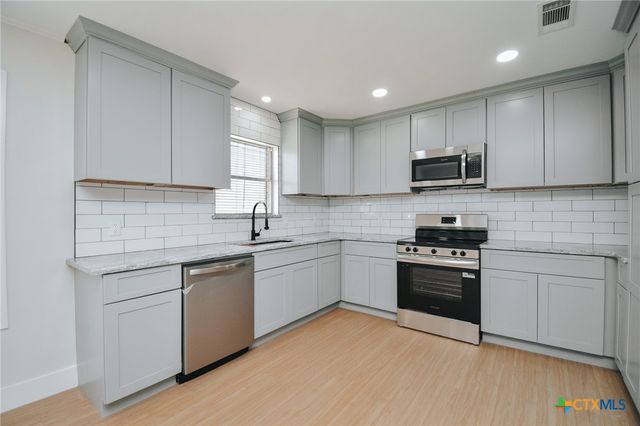 502 Berwick Street, Victoria, TX 77904