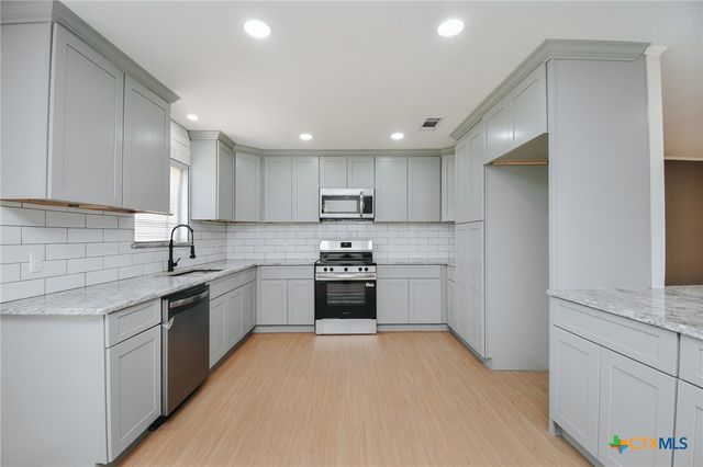 502 Berwick Street, Victoria, TX 77904