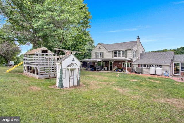 2067 BACK RD, Halifax, PA 17032