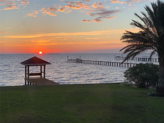 1035 6th Street, San Leon, TX 77539