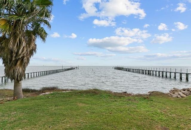 1035 6th Street, San Leon, TX 77539