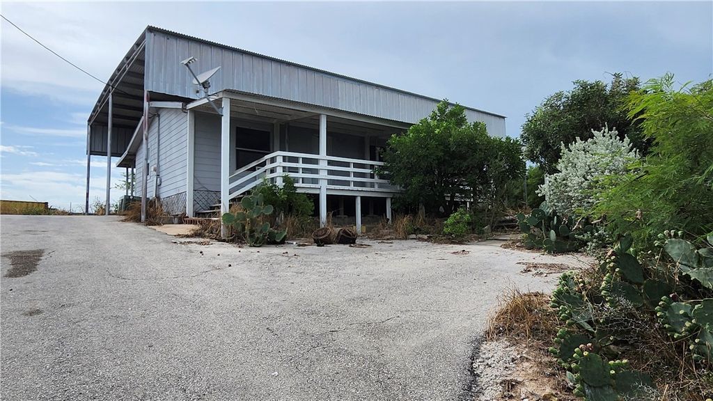 211 S Vista Dr, Sandia, TX 78383