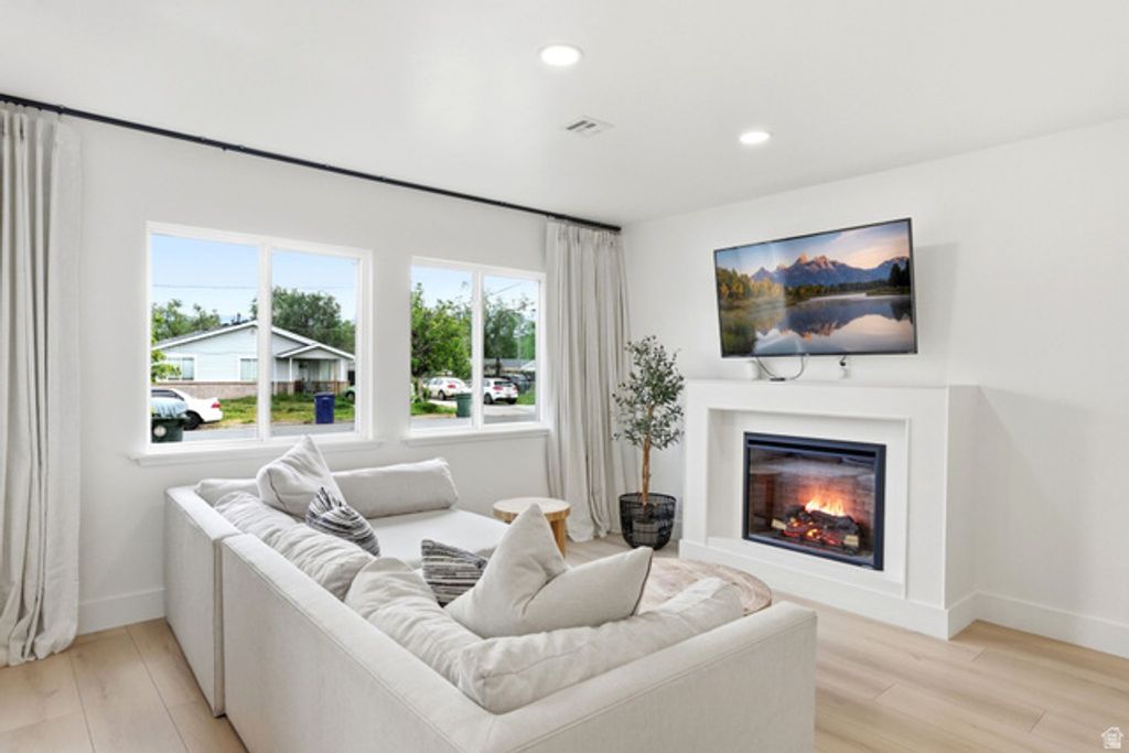 Image 13 of property listing at 950 S GLENDALE ST, Salt Lake City, UT 84104