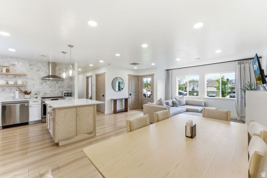 Image 4 of property listing at 950 S GLENDALE ST, Salt Lake City, UT 84104