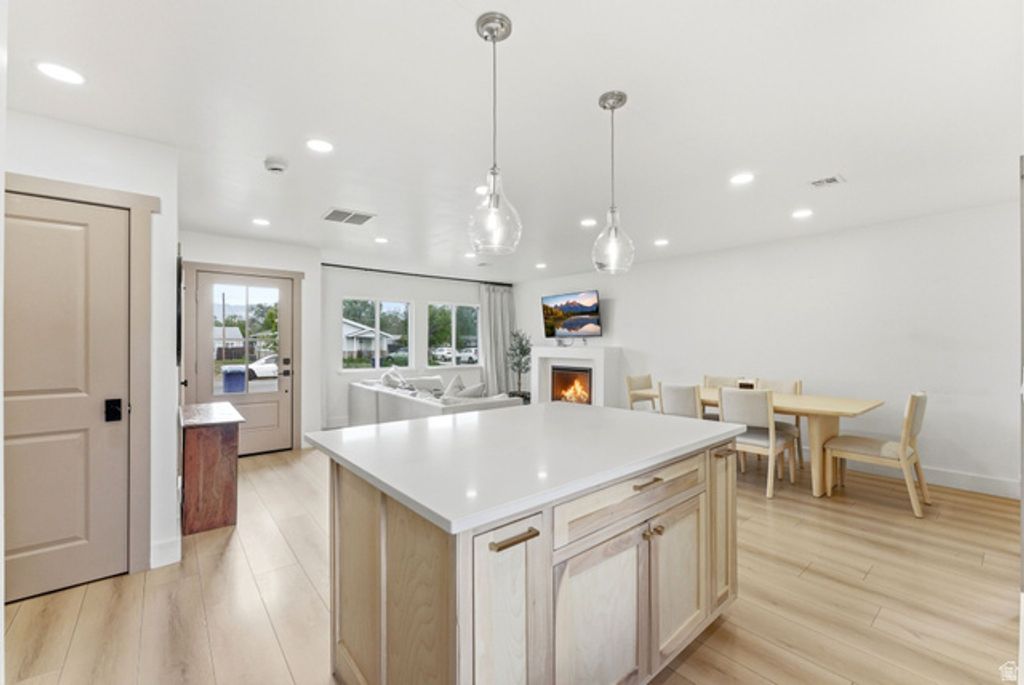 Image 8 of property listing at 950 S GLENDALE ST, Salt Lake City, UT 84104