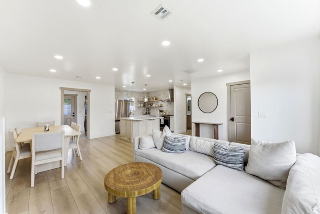 Image 9 of property listing at 950 S GLENDALE ST, Salt Lake City, UT 84104
