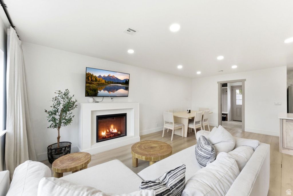 Image 10 of property listing at 950 S GLENDALE ST, Salt Lake City, UT 84104