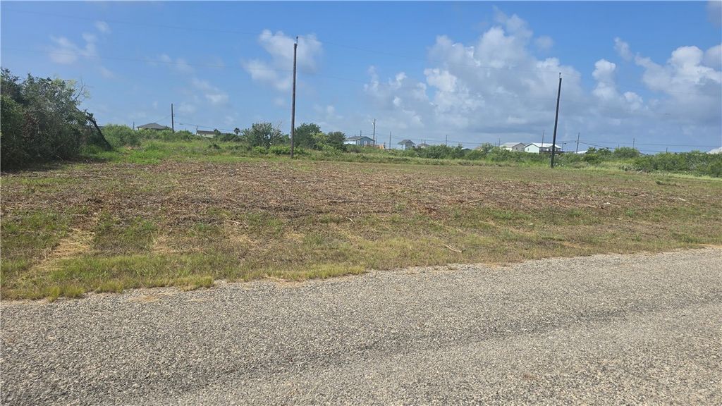 237 - 239 W Club Oak Lane, Rockport, TX 78382 — exterior