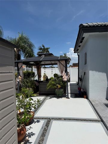 5765 SW 151st Ave, Miami, FL 33193