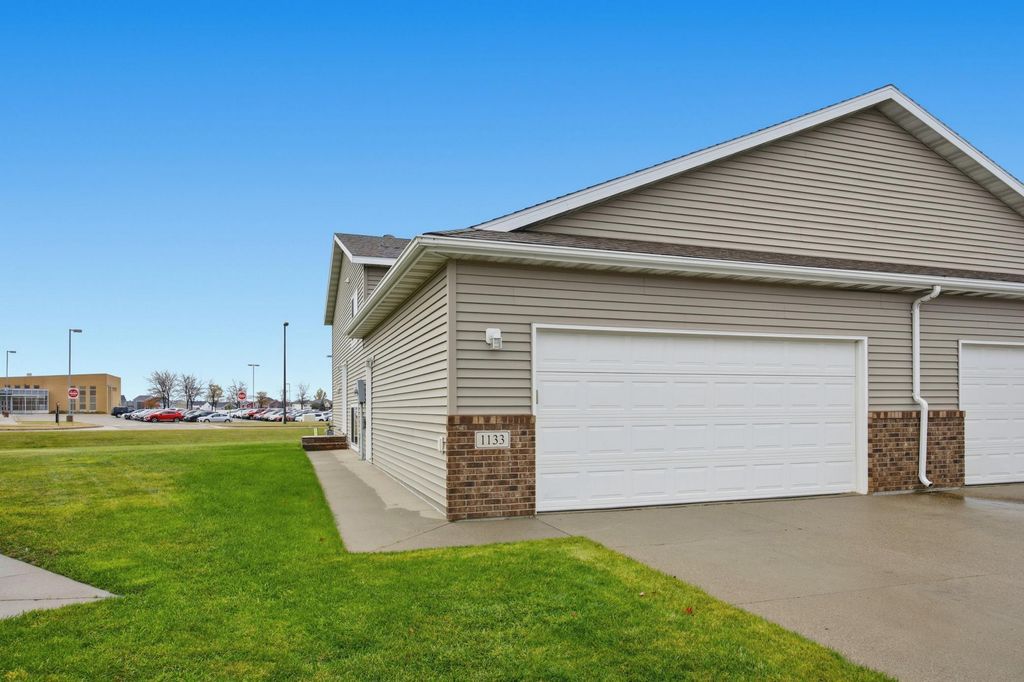 1133 39th Avenue S, Moorhead, MN 56560