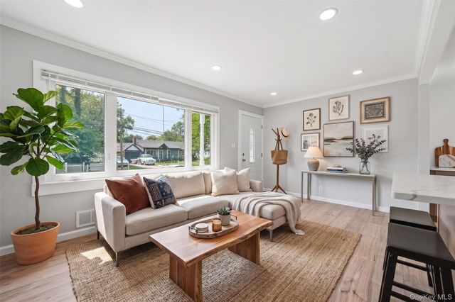 21 Independence Avenue, Babylon, NY 11702
