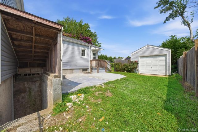 21 Independence Avenue, Babylon, NY 11702