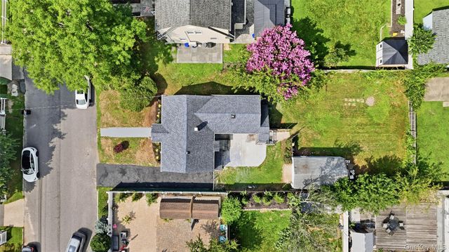 21 Independence Avenue, Babylon, NY 11702