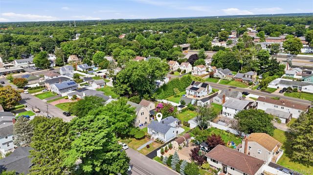 21 Independence Avenue, Babylon, NY 11702